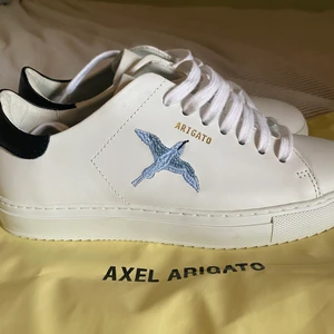 Axel Arigato skor - Säljer min Axel Arigato skor, i princip oanvända har använt dom en gång. Dusbag medföljer, stl 37.❤️‍🔥 frakt tillkommer i priset. Nypris 2200kr