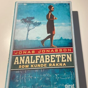 Analfabeten som kunde räkna av Jonas J - En mycket viktigt och fin bok som tar upp en massa viktiga samhällsproblem i världen, verkligen en bok ALLA ska läsa