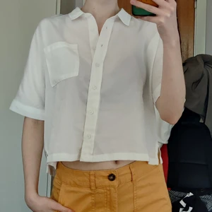 Vit blus - En vit blus från Gina Tricot💗storlek 40 men passar även mig som brukar ha xs/34