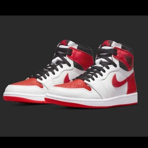 Air Jordan 1 high retro university red - Storlek 42 oanvända, modellen är aldrig kombinerad med dessa färger tidigare. 