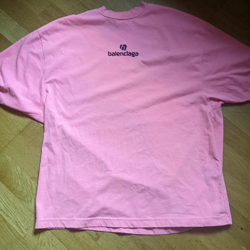 Mkt fin balencigia t-shirt oversize. Strl small köpt på Vestiaire Collective så äkta . T-shirts.