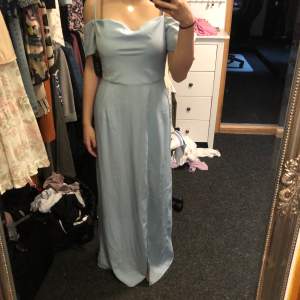 Ljusblå klänning från Nakd i st 36, aldrig använt så den är i nyskick