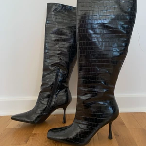 Knähöga boots från asos - Säljer dessa knähöga bootsen från asos i strl 41. Skulle gissa på att klacken är ca 9 cm. Säljer pga att de inte passade så de är aldrig använda.
