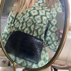 Snygg liten ”clutch” väska  - En snygg, svart väska i ormskinns imitation. 💕