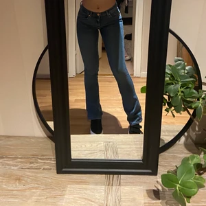 Lågmidjade bootcutjeans Xs - Säljer ett par lågmidjade bootcutjeans från Bikbok i storlek Xs (passar som 32/34). Skicket är nytt då jag aldrig använt de. 
