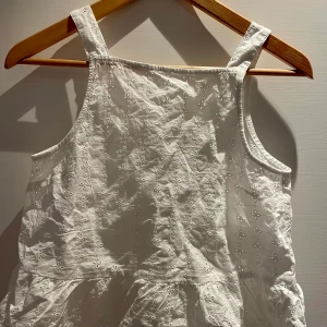 Hm topp  - En jätte fin topp från H&M, den är lite ”broderad” i tyget. Med en liten volang längst ner.