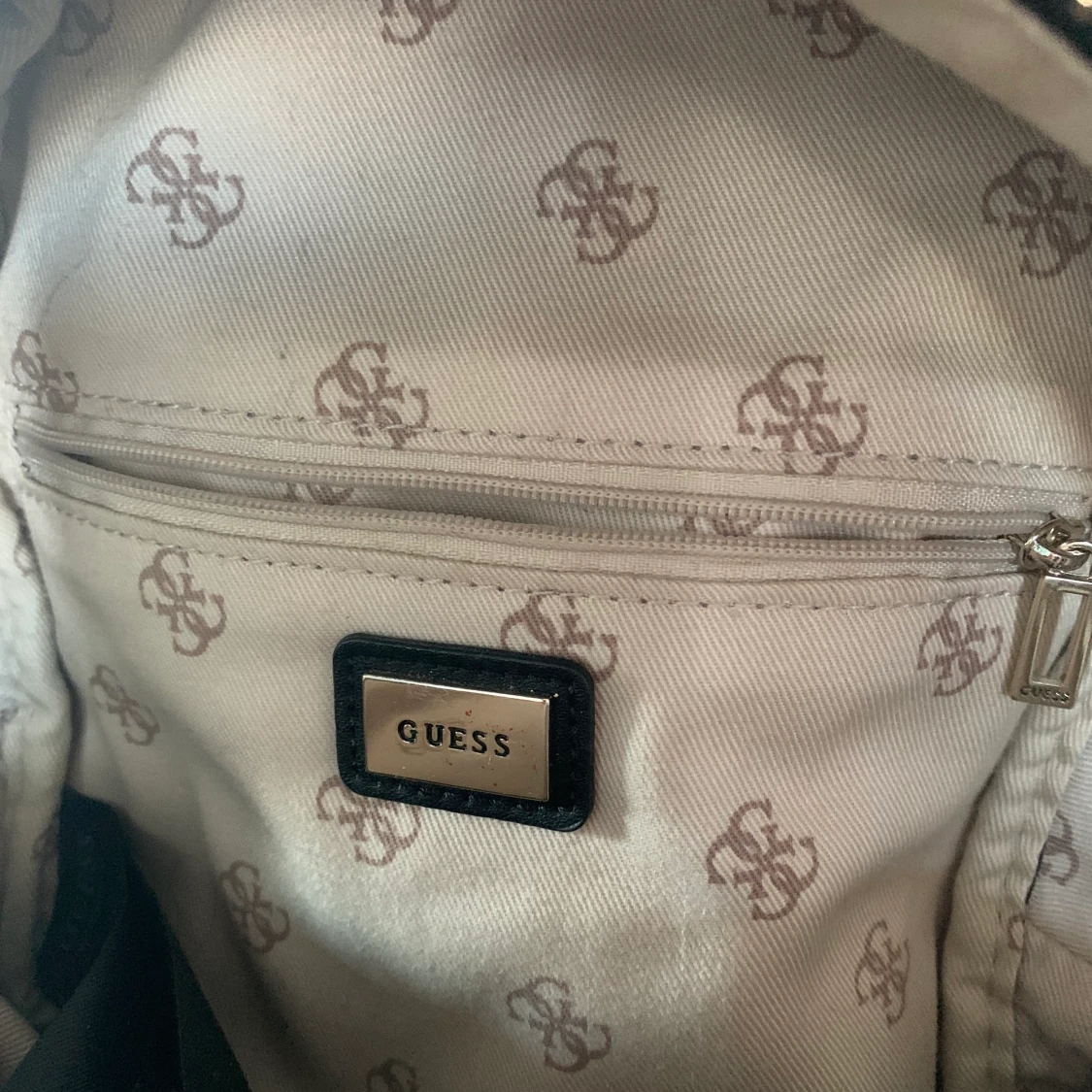 Guess ryggsäck  - 90