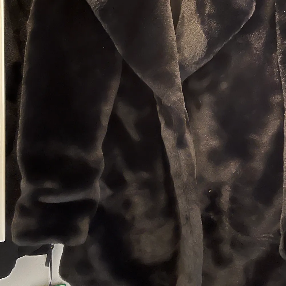 En fluffig faux fur kappa från H&M i storlek XS men passar också en S då den är lite större i storleken. . Jackor.