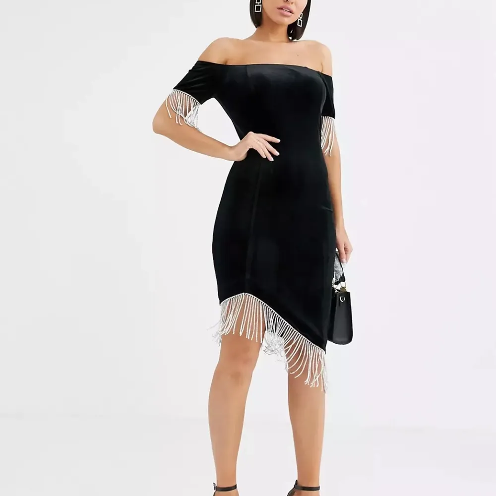 en jättefin klänning i sammet svart med  fina detaljer.. köpte på Lavish alice för 2000 kr... säljer för 800 kr.... i jättebra skick.. storlek är 34 men passar även 36 den är stretchklänning. . Klänningar.