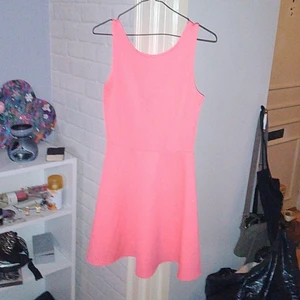 Neon klänning  - Neonrosa klänning i tennis modell,stretchigt och bra lårlängd. Lyser i uv lampor. Endast provad