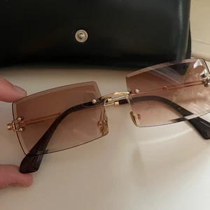 Solglasögon 90’s - Säljer dessa trendiga solglasögon som jag fick två av i min sheinbeställning! Så fina!! 