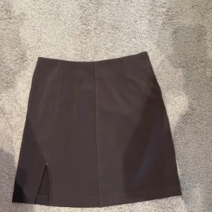 ❗️Grå kjol från NA-KD❗️ - 💕Säljer denna gråa kjolen då jag inte använder den längre. Kjolen är i storlek 34💕