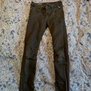 Skinny jeans - Snygga, enkla, svarta skinny jeans som går att styla till allt! 170 i barn storlek, = ungefär medium. Köpare står för frakt. Ställ gärna frågor eller om ni är intresserade av att köpa! 