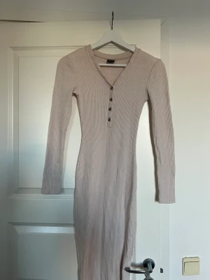 Klänning  - Klänning från gina tricot, storlek xxs passar även xs och s. I ribbat material