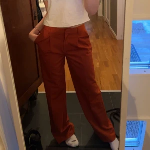 Kostymbyxor - Ett par röd/orangea kostymbyxor som jag använt fåtal gånger🧡(nypris: 550kr)🔸