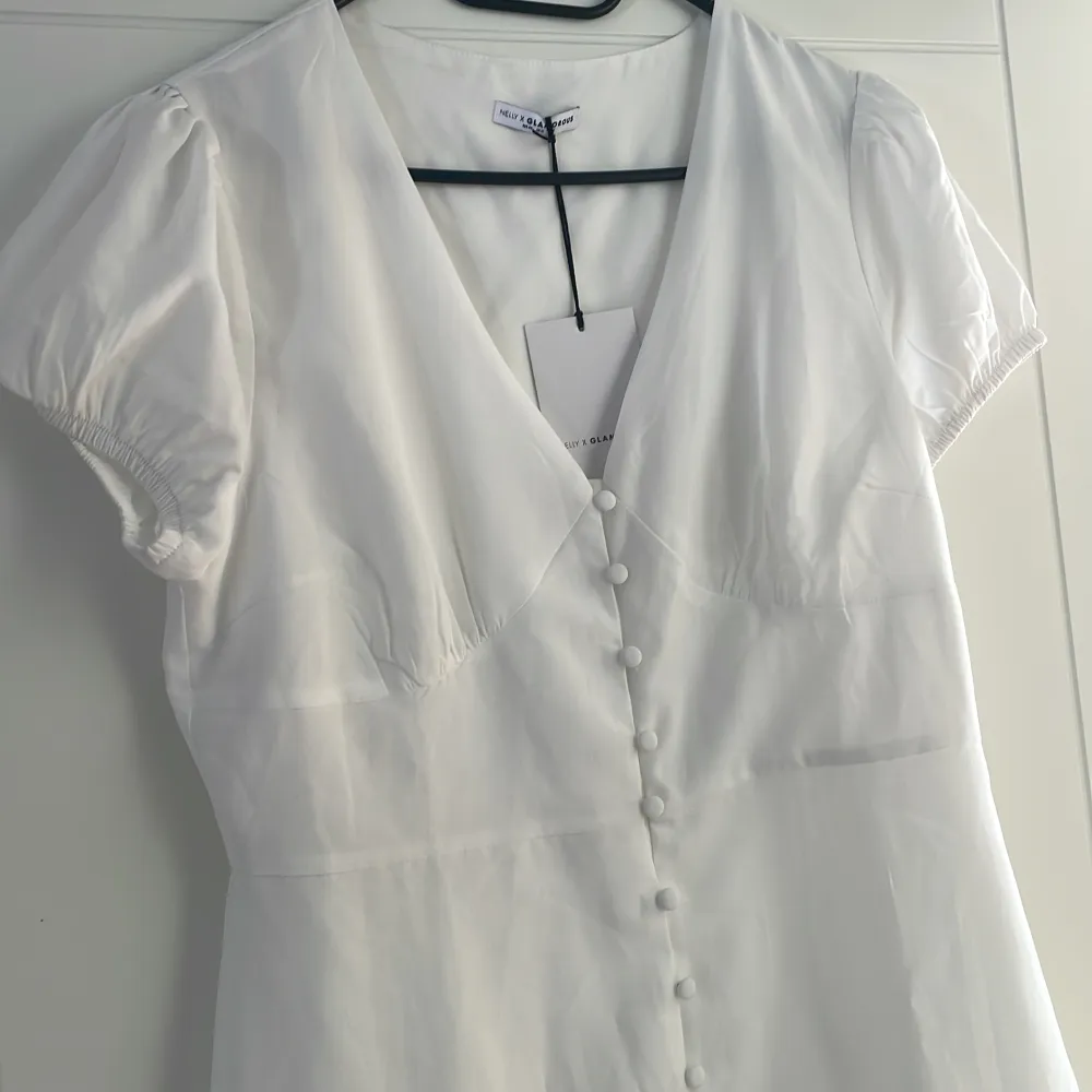 Vit klänning från Nelly, perfekt studentklänning! Helt oanvänd med alla lappar kvar då jag köpte en annan. 🫶🏼 400+frakt . Klänningar.