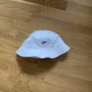 Nike Bucket hat  - Här är en superfin hatt perfekt till sommaren. Säljer eftersom den är väldigt tajt på mig så skulle rekommendera den till någon som har lite mindre huvud. Just nu är den lite skrynklig pga att den är tvättad. Nypris ca 200