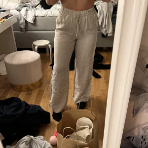 Linnebyxor  - Fina linnebyxor ifrån h&m.  Aldrig använda lappen kvar nypris 249kr