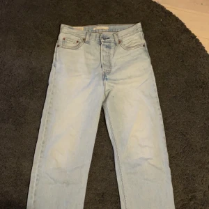 Jeans från Levis - Levis jeans i 26/29. Säljer åt min lillebrorsa, så därför dem är så små. Använda ett fåtal gånger men gott som nya. Skriv om ni har fler frågor😊👊