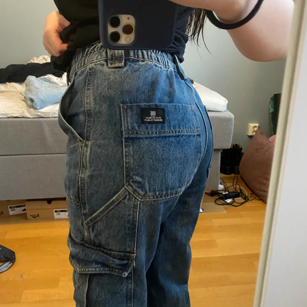 Snygga cargo jeans från Urban outfitters💞 skit snygga och i bra skick . Jeans & Byxor.