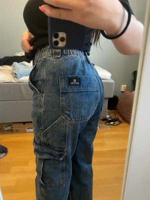 Cargo byxor - Snygga cargo jeans från Urban outfitters💞 skit snygga och i bra skick 