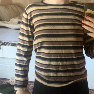 super fin tröja - en favorit som tyvärr förtjänar ett nytt hem