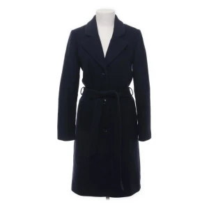 kappa - mörkblå kappa från sellpy, mer vårkappa än vinterkappa men ändå lagom tjock. inga defekter💗