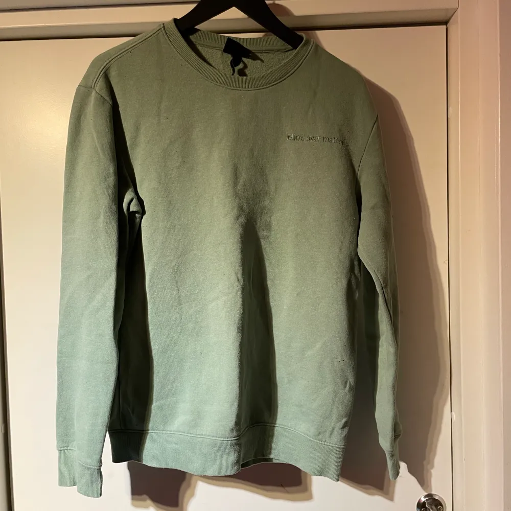 Tja! Säljer tre par crewnecks ifrån h&m som bara ligger. Dom två första är i strl XS och den sista är i S. Dm vid frågor eller fler bilder! 50kr styck. Hoodies.