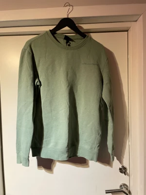 H&m hoodies  - Tja! Säljer tre par crewnecks ifrån h&m som bara ligger. Dom två första är i strl XS och den sista är i S. Dm vid frågor eller fler bilder! 50kr styck