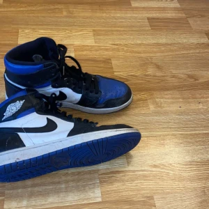 Jordans 1 Royal toe Äkta - Nike Jordan 1 royal toe - köpte dem i början av 2021 hos Trendy goose. Färgen på sulan har blivit vit samt finns det några repor, bilder finns i dm. Tyvär så har jag inte kvar kvittot eller boxen till skorna sickt 6/10 frakt ingår ej!