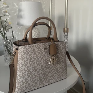 Märkes väska - De är en helt ny dkny väska som jag aldrig har använt, har fortfarande kvar prislappen kvar. Original pris är 228 Euro som är 2547kr. Köptes i tyskland (Pris kan diskuteras!!!)