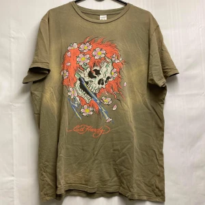 Ed hardy t-shirt - En snygg Ed hardy tshirt i bra skick, väldigt skönt material då tröjan är tunn.