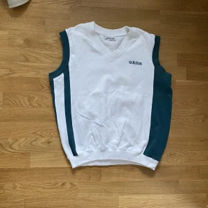 Snygg väst - Här är en jättefin grön väst som är köpt på 2hand. Vet dock ej om det är äkta adidas, men det står där på. Skulle säga att det är en storlek L. 