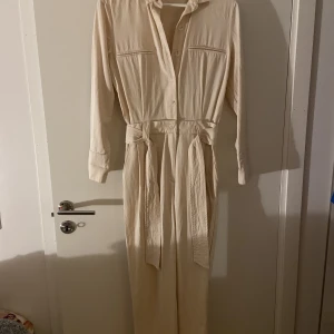 Byxdress - Säljer min byxdress från Zara som tyvärr aldrig kommit till användning:( passar perfekt till våren/sommaren😍