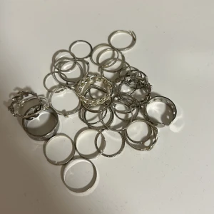 Silverringar - Blandade silverringar. De flesta är från shein❤️Köp alla för 20kr. Vissa har börjat tappa färg, men det syns endast på nära håll