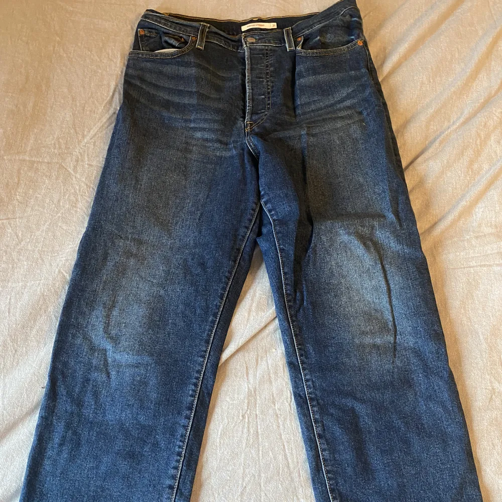 Levis jeans snygga strl 31. Använda 2g | Se Levi’S hemsida för mått. 🌸. Jeans & Byxor.