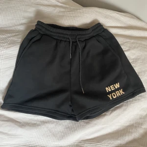 Mjukis shorts - Svart/mörk gråa mjukisshorts