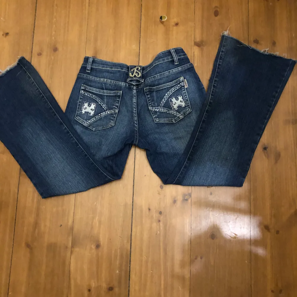 Ett par skit snygga jeans köpta secondhand utomlands, storlek M och passar någon lite kortare. Jeans & Byxor.