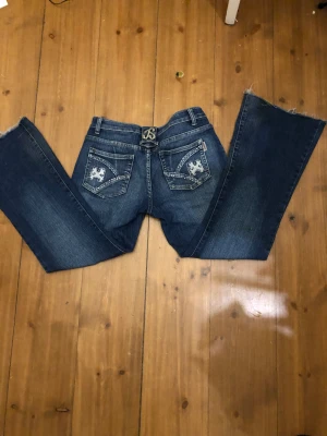Jeans - Ett par skit snygga jeans köpta secondhand utomlands, storlek M och passar någon lite kortare
