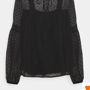 Fest topp - En jättefin topp från Vila. Endast använd fåtal gånger så i toppen skick. Skriv för fler bilder💞💞