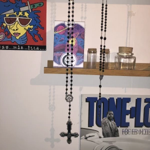 Upp och nervänt kors Killstar - Upp och nervänt kors från Killstar, köpt på någon butik i Stockholm för 350. Använt fåtal gånger!