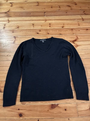 Stickad tröja  - Mörkblå stickad tröja från primark. Bra skick. Djur i hemmet.