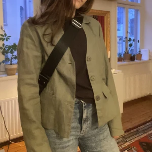 Tunnjacka - Tunn linnejacka, perfekt till vår/sommar!