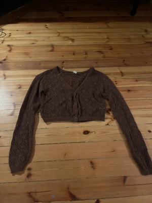 Stickad kofta - Brun stickad kofta från Lindex. Bra skick. Djur i hemmet.
