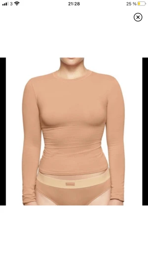 Skims cotton jersey long sleeve  - Skims cotton jersey i färgen sedona, säljs inte längre då det var en limited edition collection. Storlek xs, väldigt stretchig material så den passar även en small. Nyskick! 