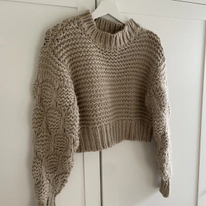 Stickad tröja - Säljer denna fina stickade tröjan som inte finns att köpa längre, endast använd ett par gånger och sitter väldigt fint på🌟🌸