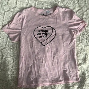 Ariana Grande tröja  - Jag använder den inte längre, den har också inte varit så mycket använd heller, har haft den som merch collection. Den är köpt på h&m.