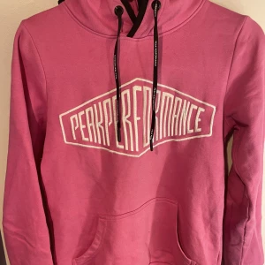 Huvtröja - Säljer min tröja från peak performance i stl xs, nypris är 1199kr. Tröjan är i nyskick och använd fåtal gånger finns inga tecken på användning eller defekter.