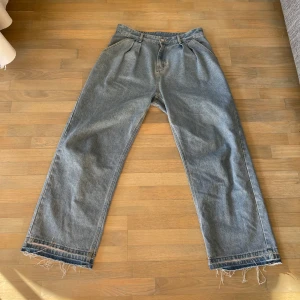 Beaumont Studios Pleated Jeans - Baggy fit, sitter som 31x34 ish. 👍 Storlek XL på hemsidan :) Bra skick, tog ner sömmen vid fötterna för lite extra längd, det går givetvis att sy upp den igen.