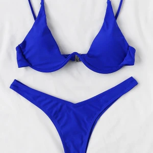 Bikini - En superfin marin blå bikini, den är endast använd 1 gång. Säljer på grund av att jag skulle behövt en större storlek då underdelen var lite liten på mig💕 skriv för fler bilder/frågor!